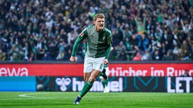 32871266-jens-stage-traf-sehenswert-nach-seiner-einwechslung-zum-zwischenzeitlichen-ausgleich-des-sv-werder-bremen-gegen-die-tsg-hoffenheim-Sfe-1513990660