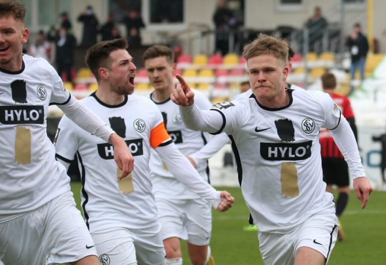 21.01.2023, xssnsmx, Fussball 3.Liga, SV Elversberg - FC Ingolstadt 04 emspor, v.l. Thore Jacobsen (SV Elversberg) bejub