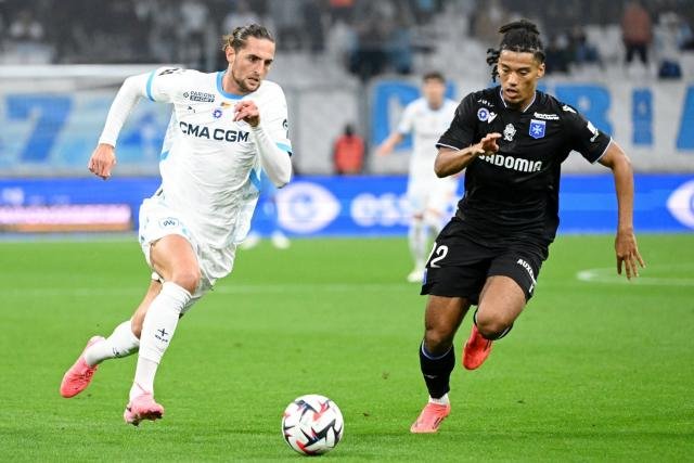 Le défenseur d’Auxerre Clement Akpa prolonge son contrat malgré l’intérêt de clubs européens