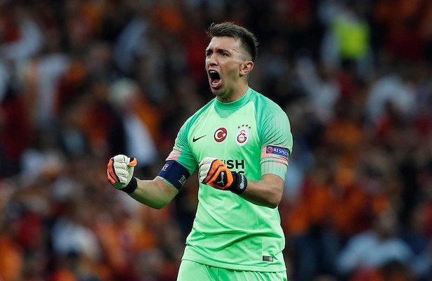 Kaptan, Lider, Efsane: Muslera, Galatasaray ile Yeni Anlaşma İmzaladı