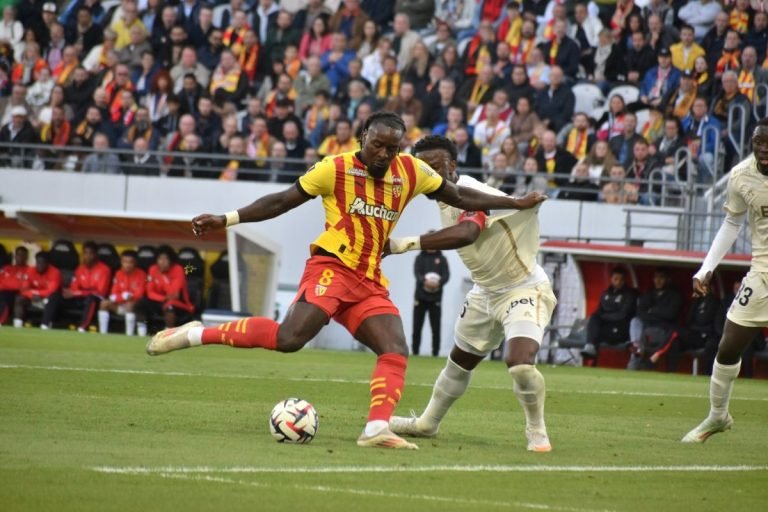 M’Bala Nzola prolonge son contrat de trois ans avec le RC Lens après une saison remarquable