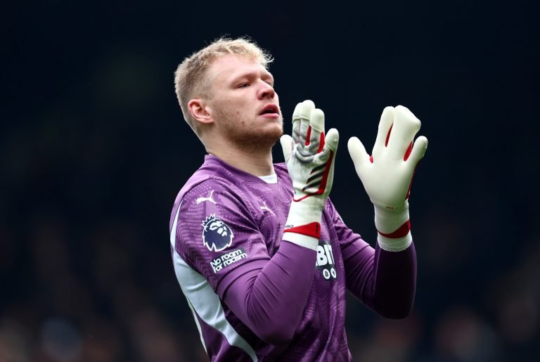 aaron-ramsdale-southampton-applauds-fans-959213751-4290841068